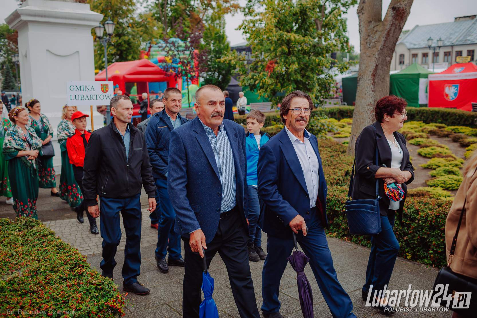 Barwny korowód dożynkowy