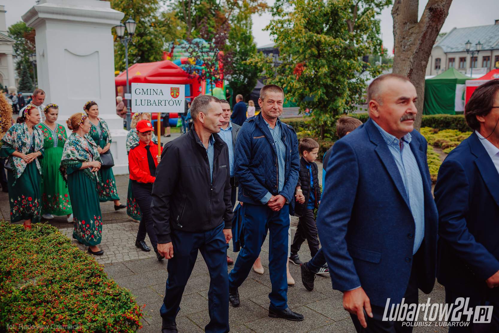 Barwny korowód dożynkowy