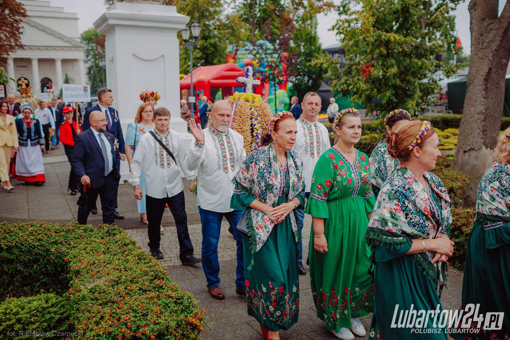 Barwny korowód dożynkowy