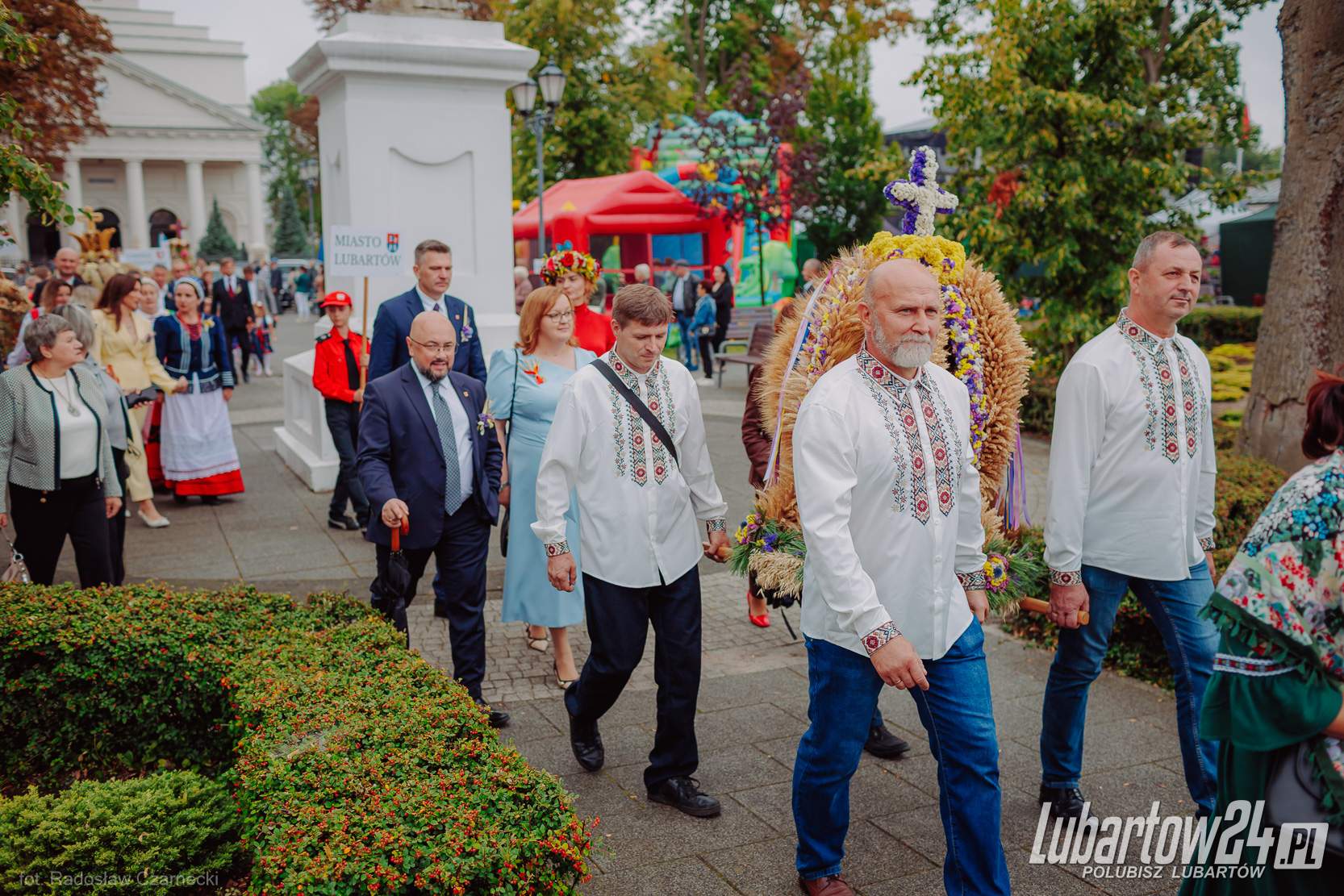 Barwny korowód dożynkowy