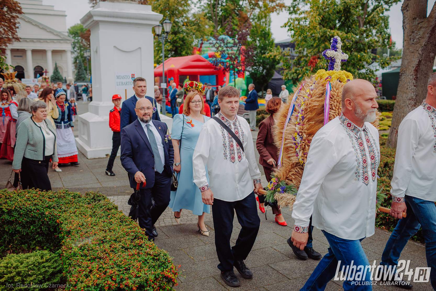 Barwny korowód dożynkowy