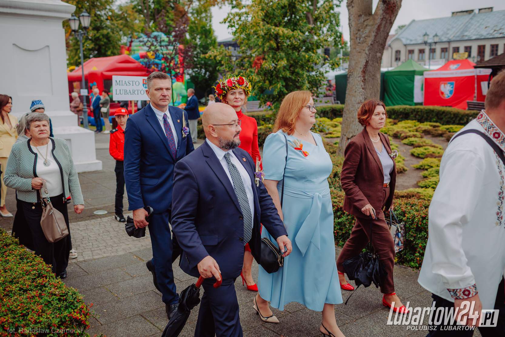 Barwny korowód dożynkowy