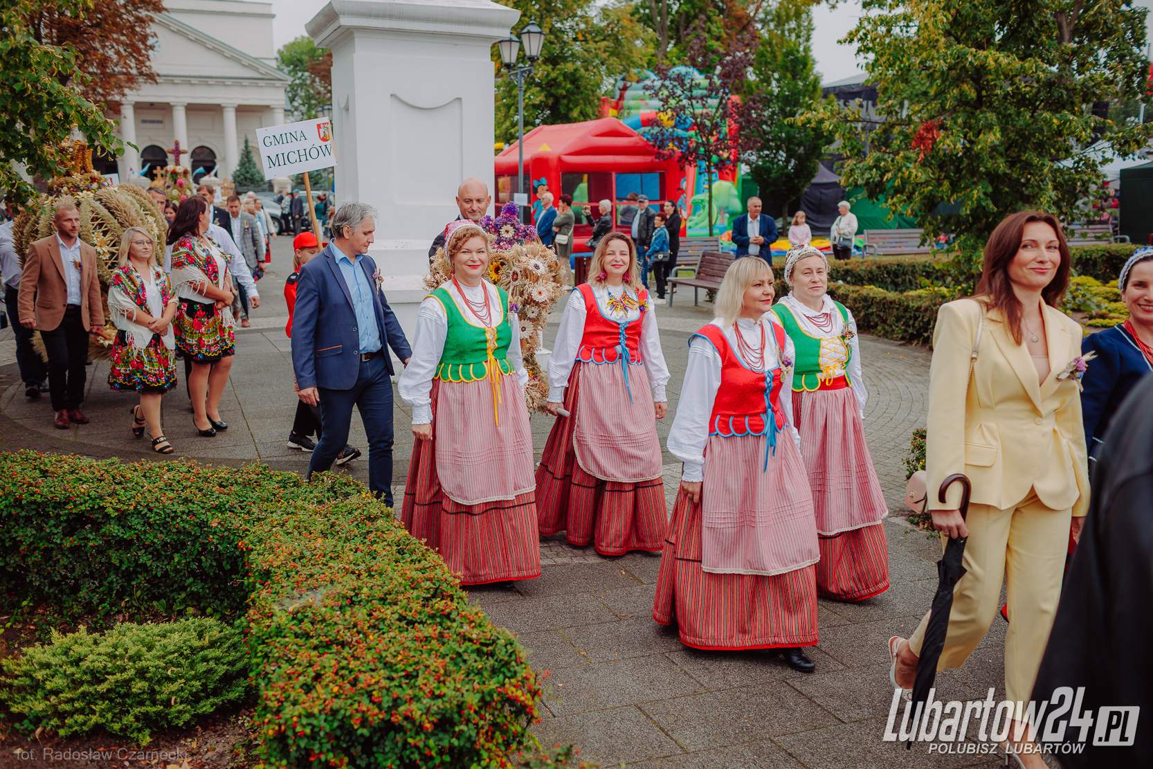Barwny korowód dożynkowy