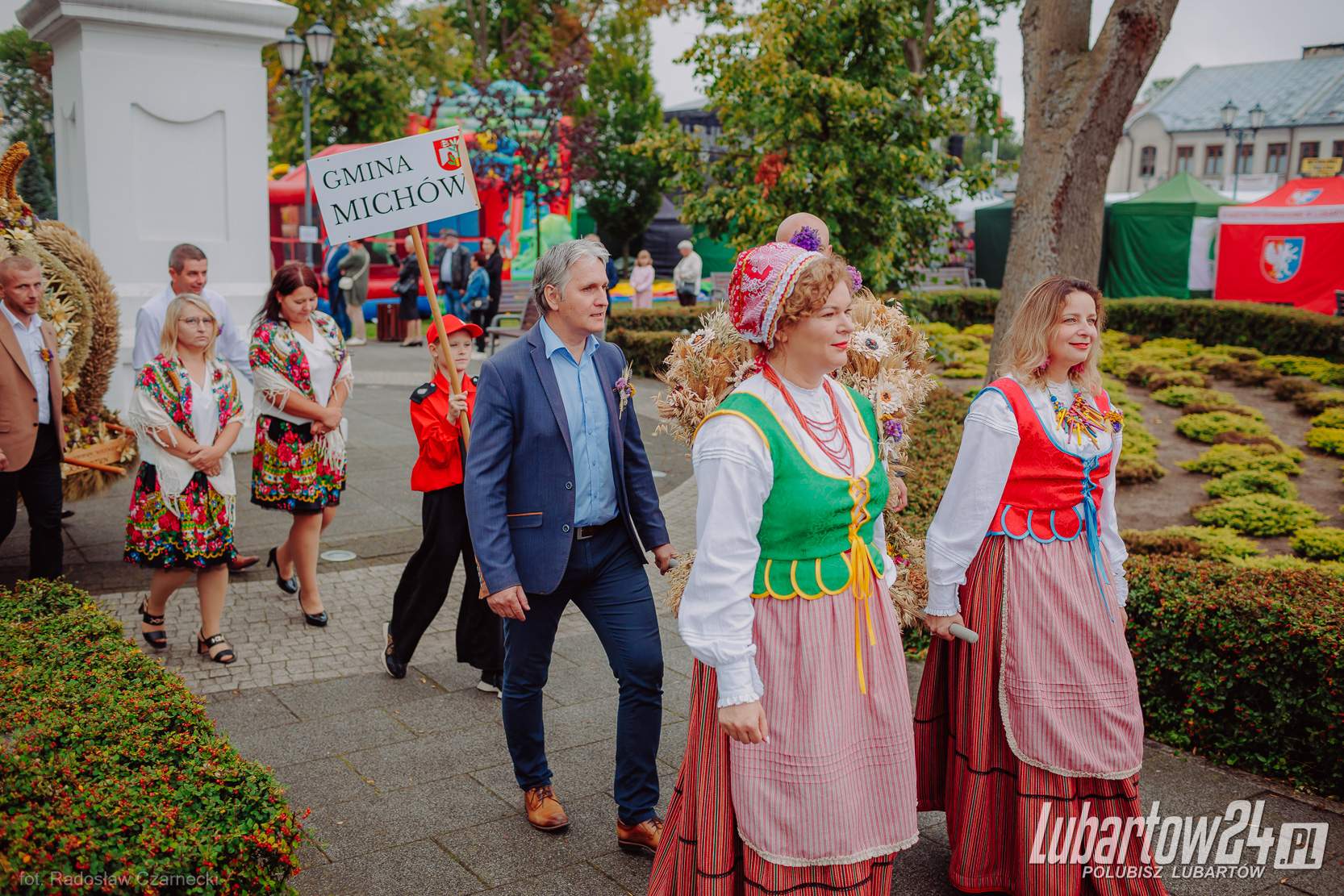 Barwny korowód dożynkowy