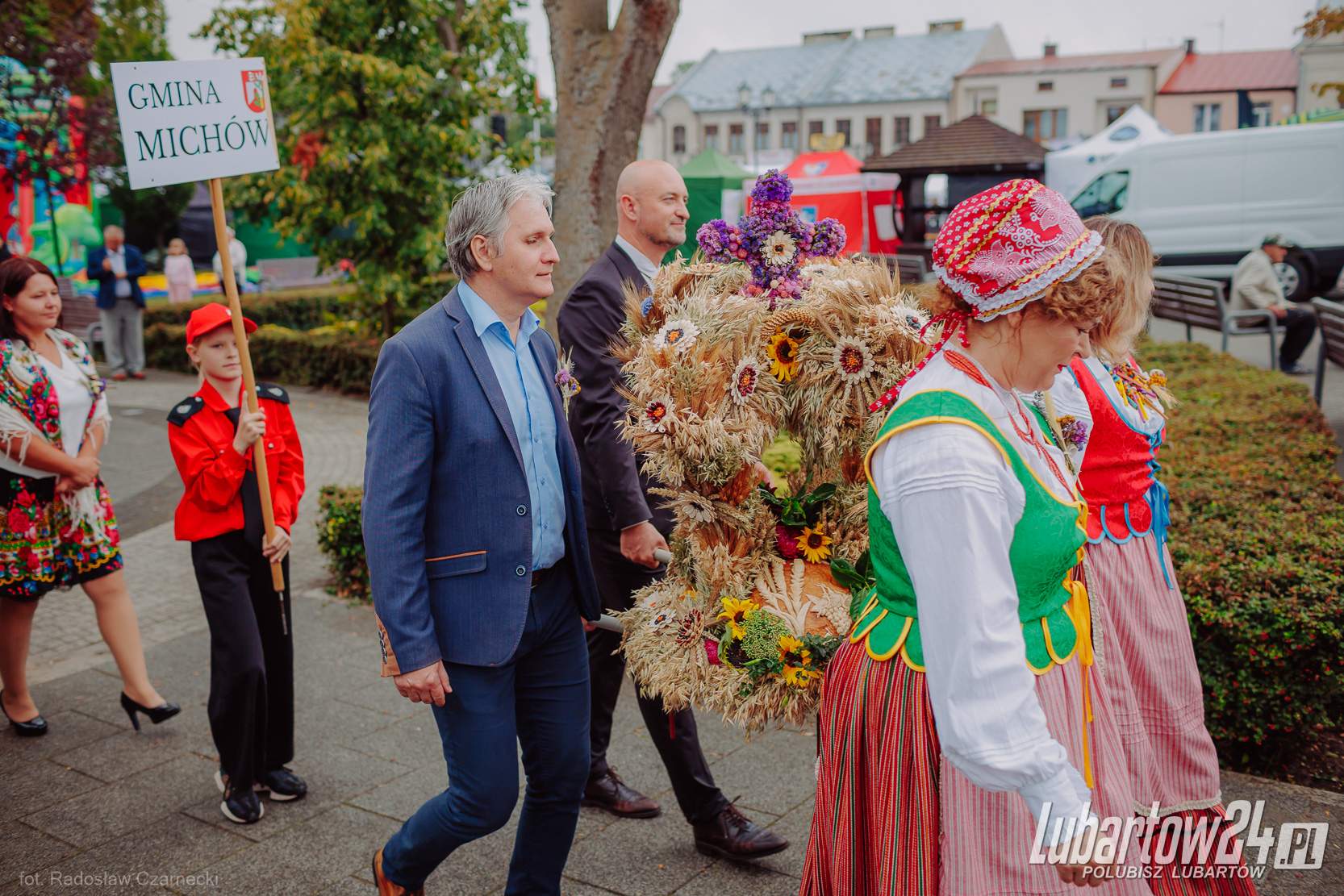 Barwny korowód dożynkowy