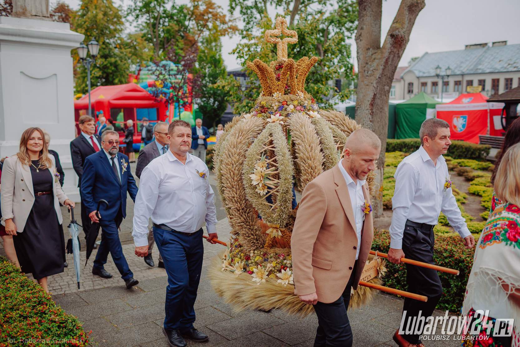 Barwny korowód dożynkowy