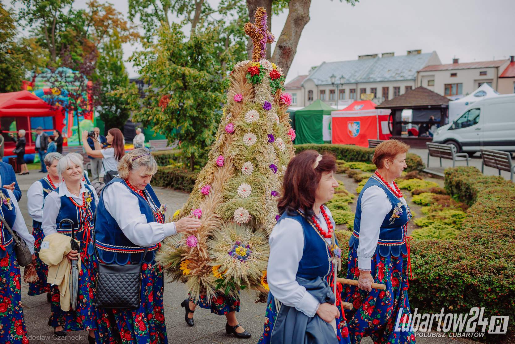 Barwny korowód dożynkowy