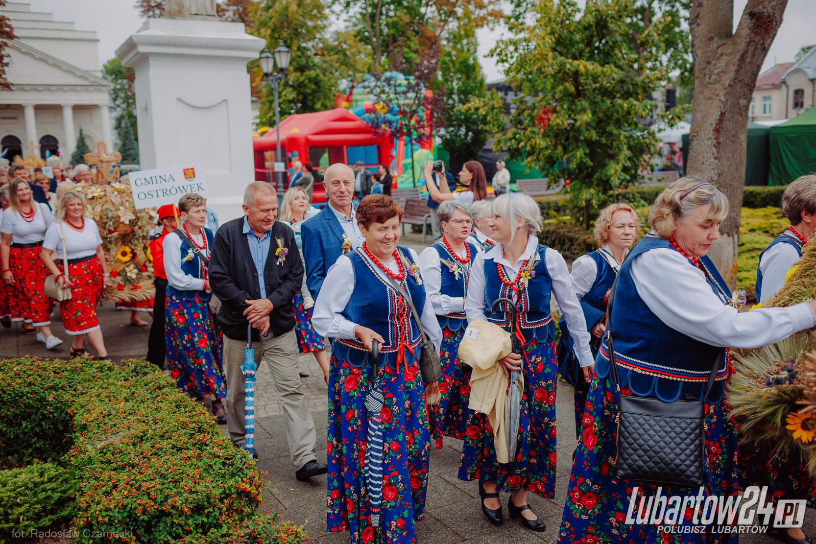 Barwny korowód dożynkowy