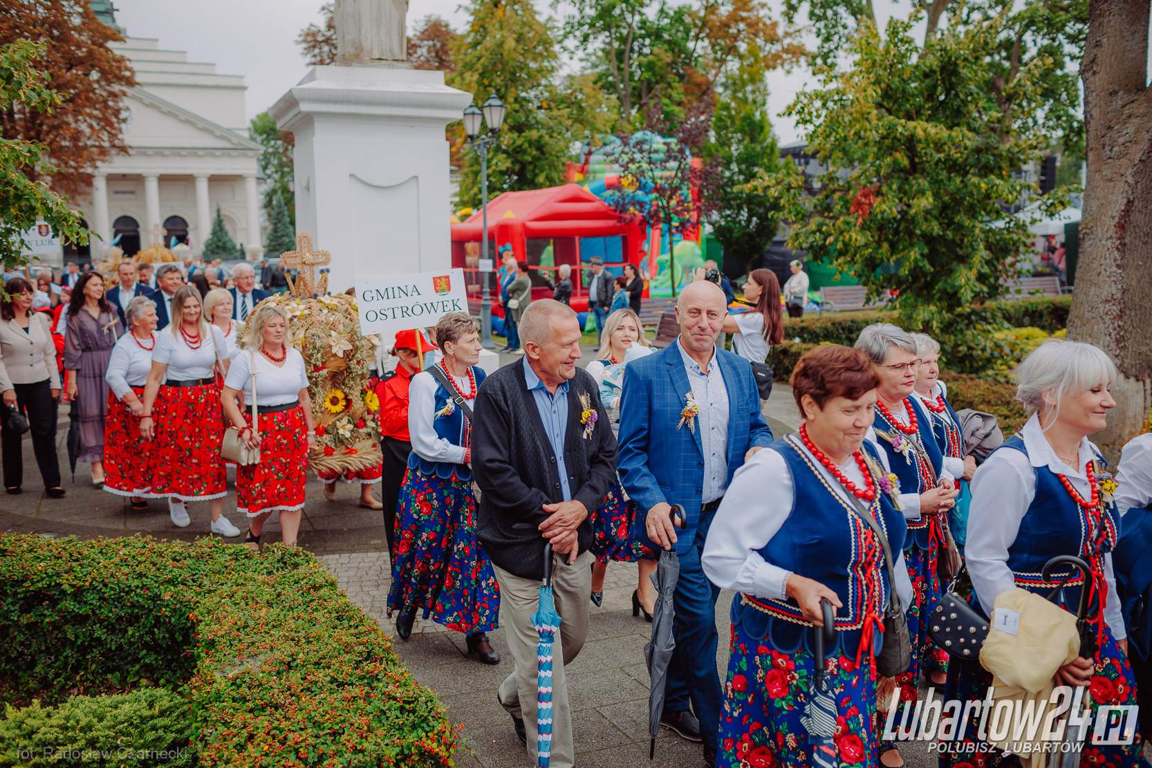 Barwny korowód dożynkowy