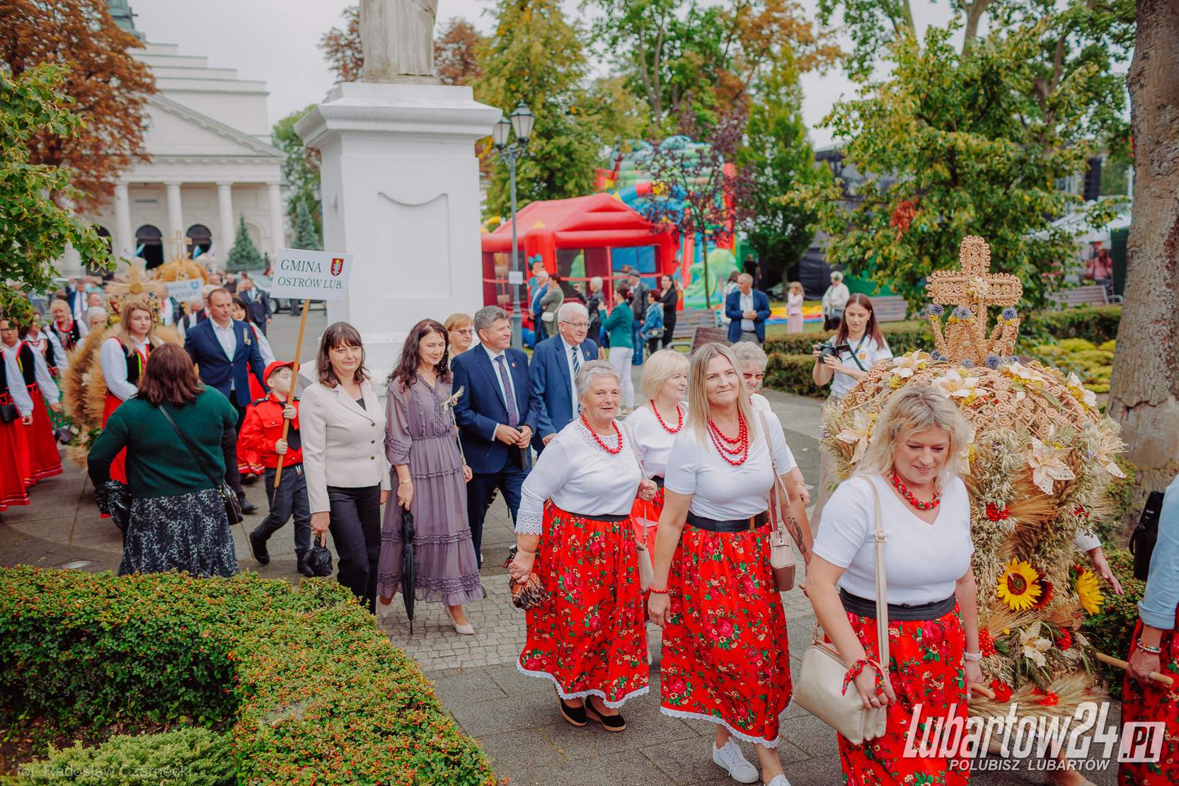 Barwny korowód dożynkowy