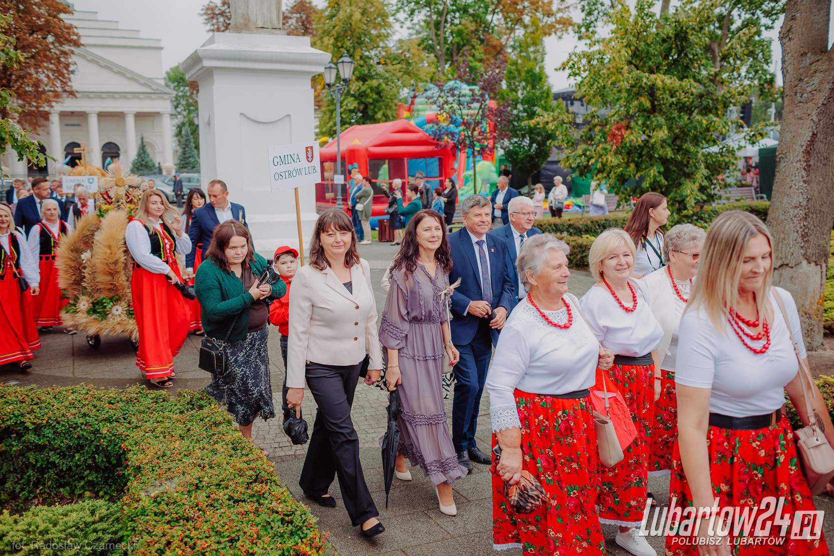 Barwny korowód dożynkowy