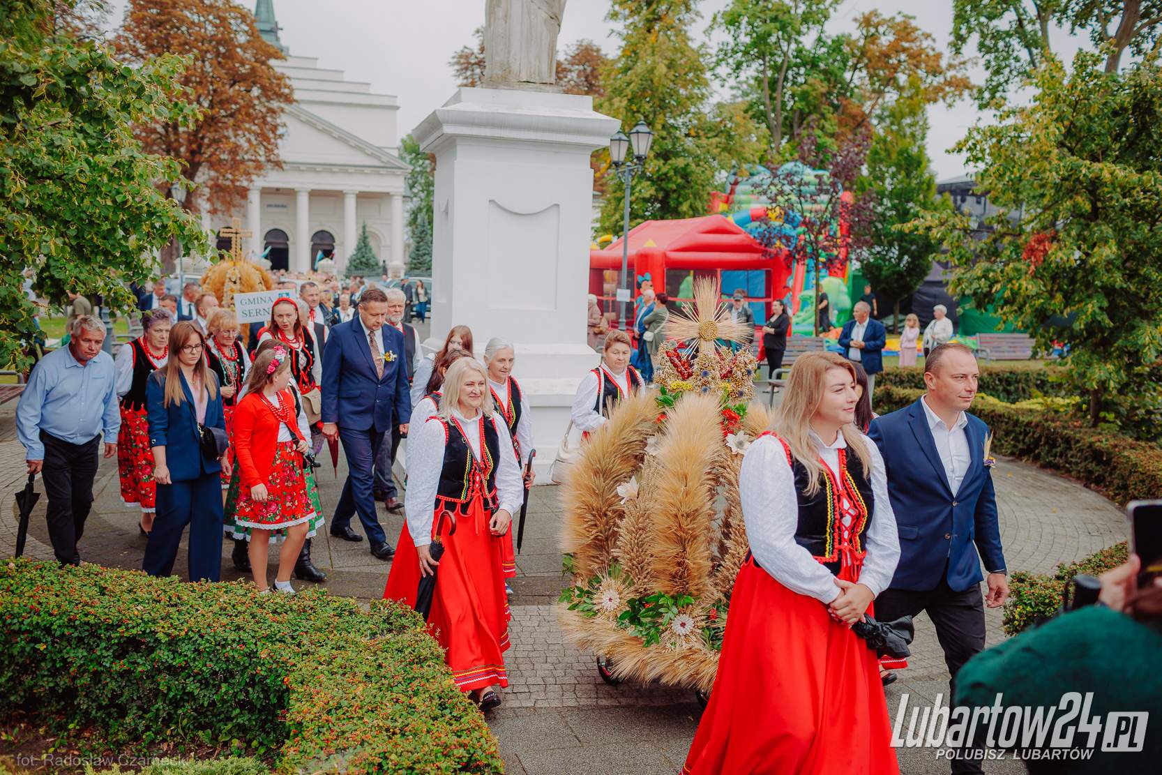 Barwny korowód dożynkowy