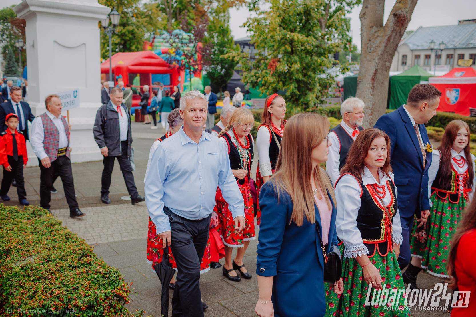 Barwny korowód dożynkowy