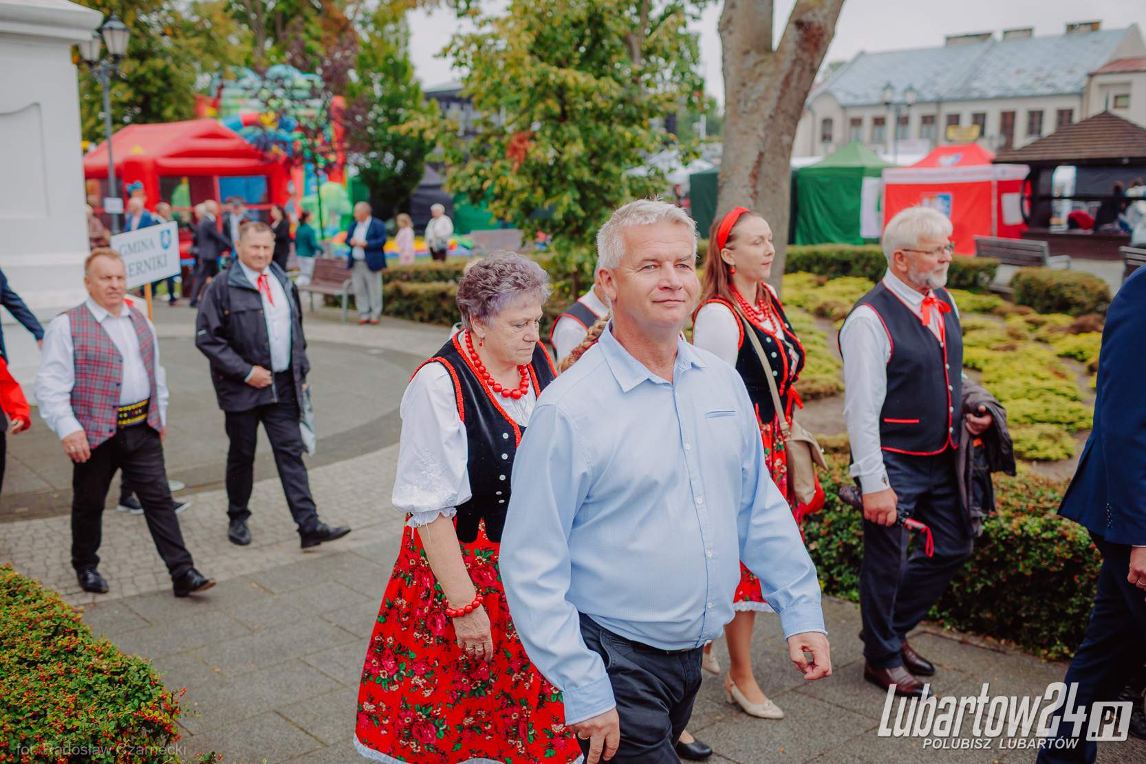 Barwny korowód dożynkowy
