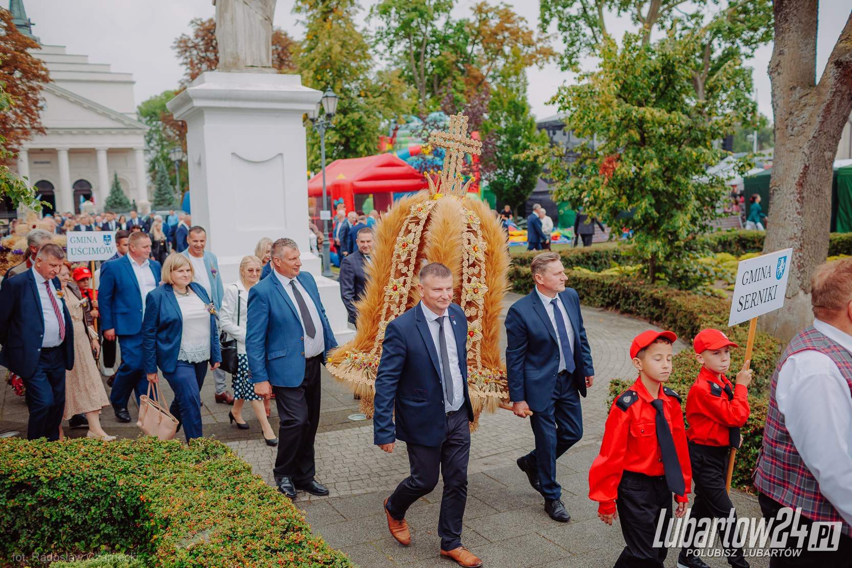 Barwny korowód dożynkowy