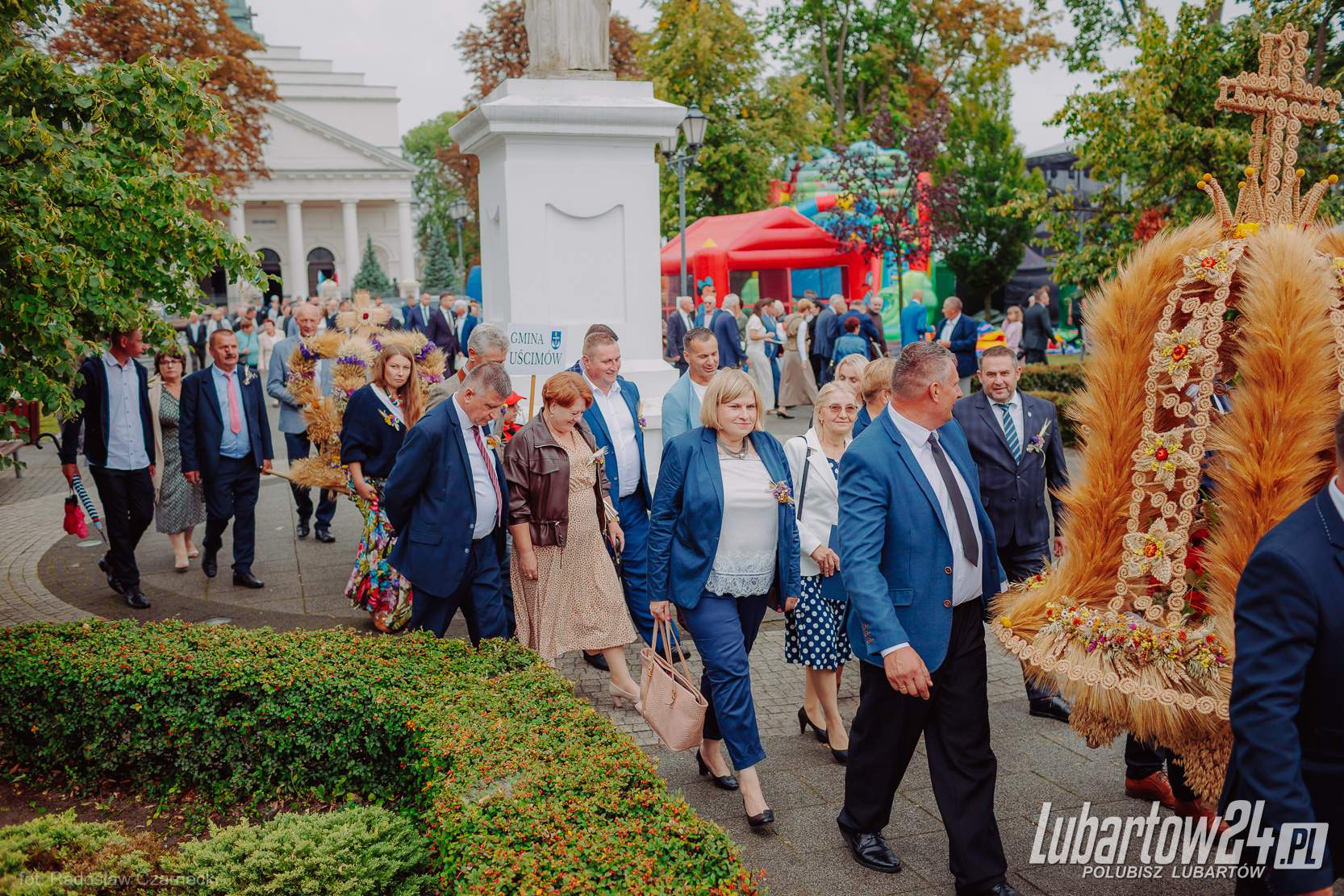 Barwny korowód dożynkowy