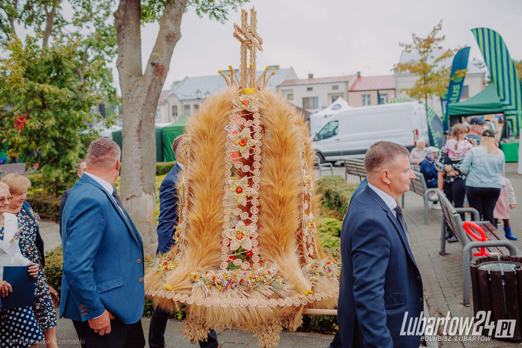 Barwny korowód dożynkowy