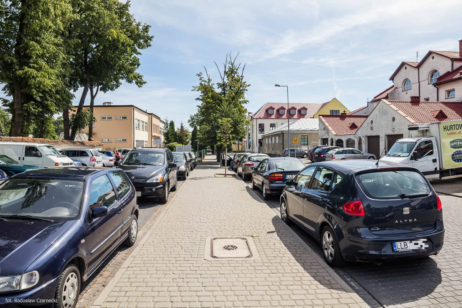 Zaparkowane samochody przy ul. Kościuszki
