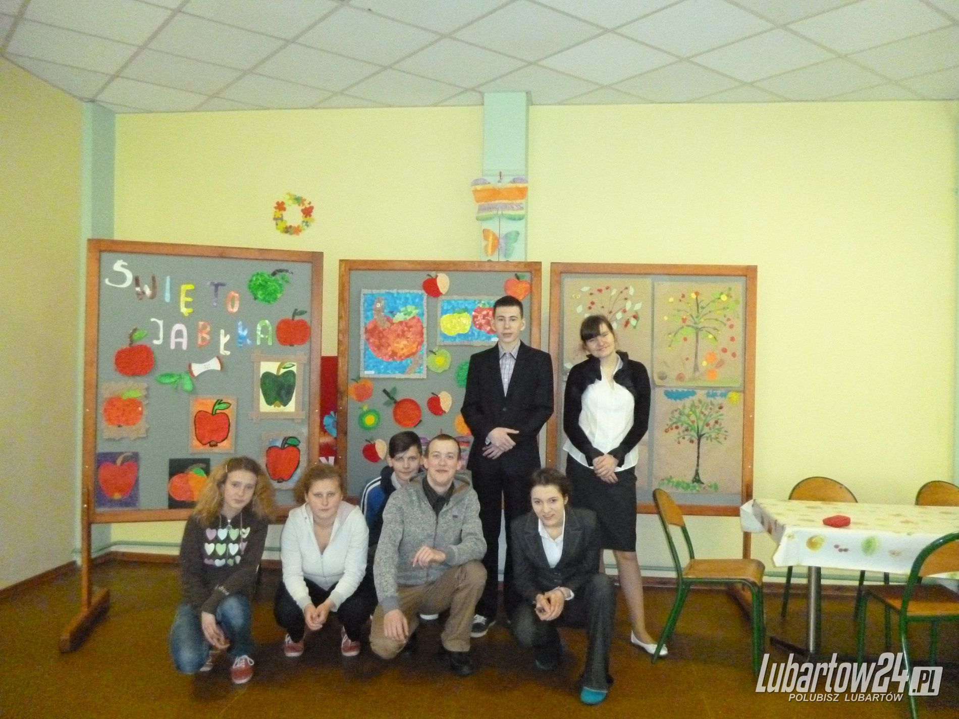 Szkolne święto z jabłkiem w tle