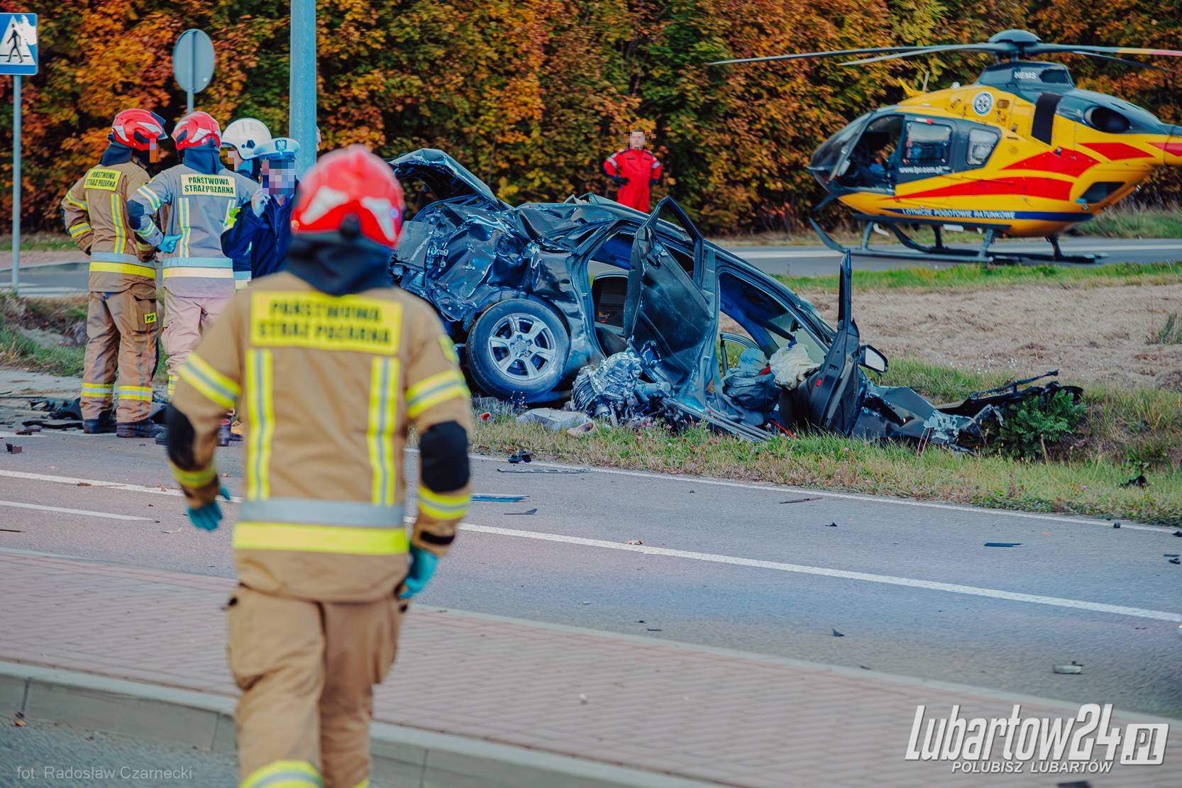 Poważny wypadek na DW815. Osobówka zderzyła się z ciągnikiem siodłowym