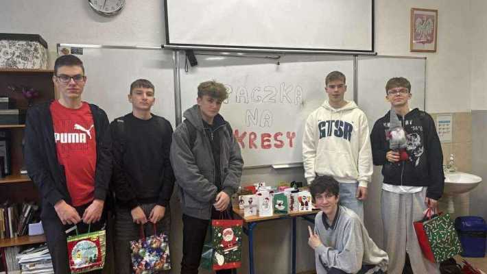 Koszykówka, słodycze i świąteczne kartki: charytatywny dzień w II LO