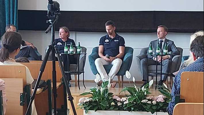 Uczniowie II LO na konferencji z udziałem Sławosza Uznańskiego-Wiśniewskiego