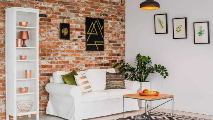 Małe mieszkanie, wielki klimat - cegła dekoracyjna w kawalerce