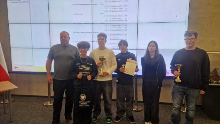 WYGRANA SZACHISTÓW Z ZS NR 2 W LUBARTOWIE W TURNIEJU Z OKAZJI 107 ROCZNICY ODZYSKANIA NIEPODLEGŁOŚCI PRZEZ POLSKĘ
