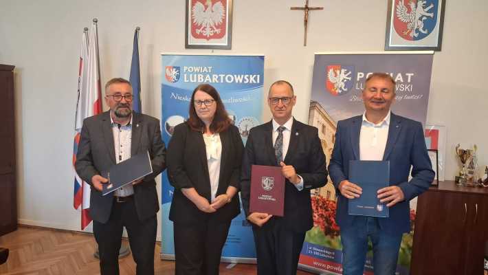 Ponad 700 tys. zł na drogi powiatowe. W Starostwie podpisano dwie umowy