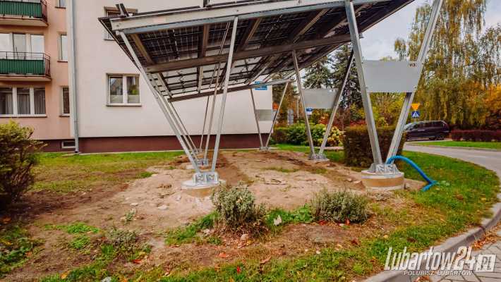 Carport na trawniku i przy oknie? Prezes:  wykonawca się pomylił