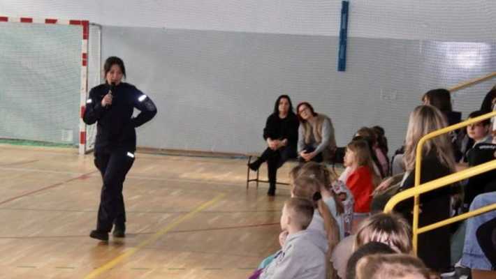 Bezpieczne ferie: spotkanie z dziećmi i młodzieżą w Niedźwiadzie