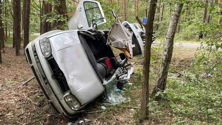 Wjechał do lasu i uderzył w drzewo. Trzy osoby ranne