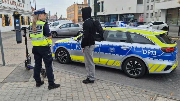 Bezpieczna hulajnoga - Policjanci kontrolują kierujących i rozdają odblaski