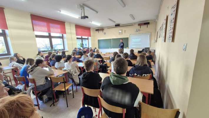 Bezpieczeństwo młodzieży w sieci i w szkole – policjanci z wizytą u uczniów w Kocku