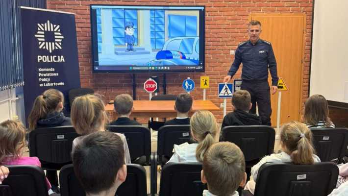 Uczniowie „Trójki” z wizytą w lubartowskiej komendzie