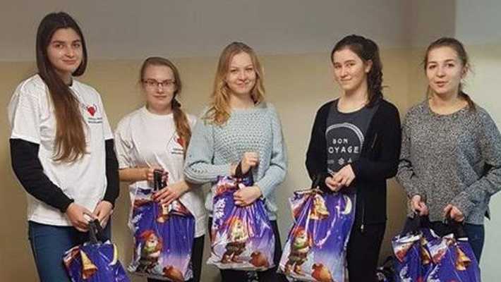 Anielskie skrzydła otaczają troską na Święta