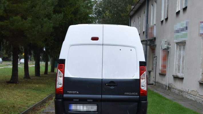 Cofając najechał na pieszego