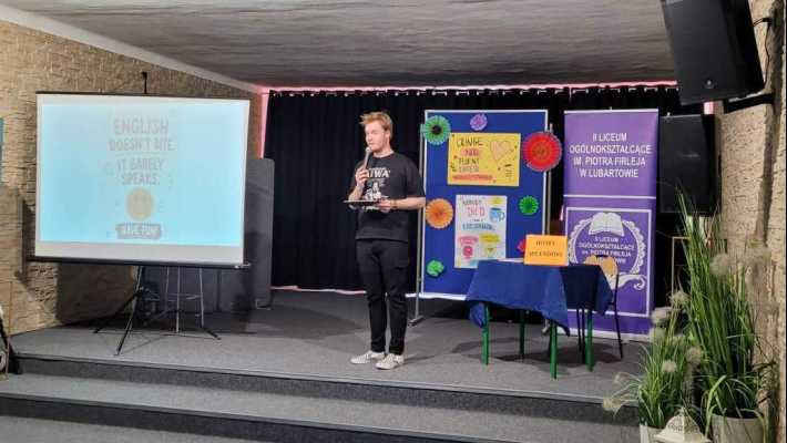 Ósmoklasiści z SP 1 w II LO na „English Workshop 2026 – Angielski z przymrużeniem oka”