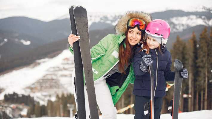Jaką wybrać odzież narciarską na zmienne warunki pogodowe?