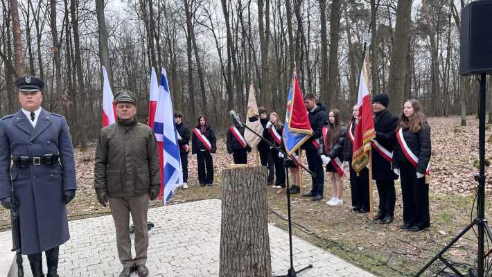 Uczniowie z powagą i szacunkiem oddali hołd...