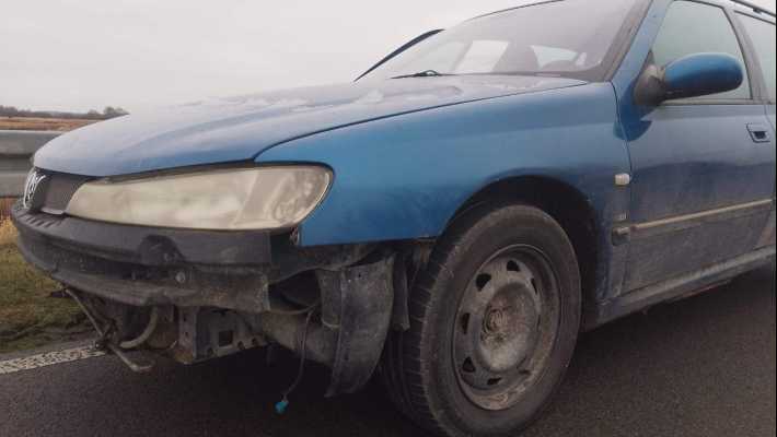 Jechał bez tablicy rejestracyjnej i zderzaka