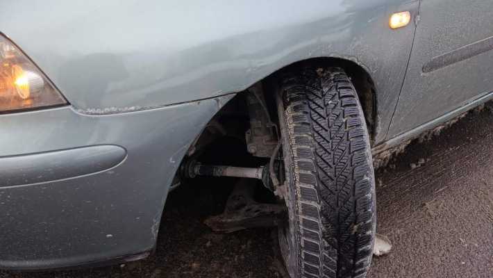 Uszkodzone auto przy przejeździe kolejowym