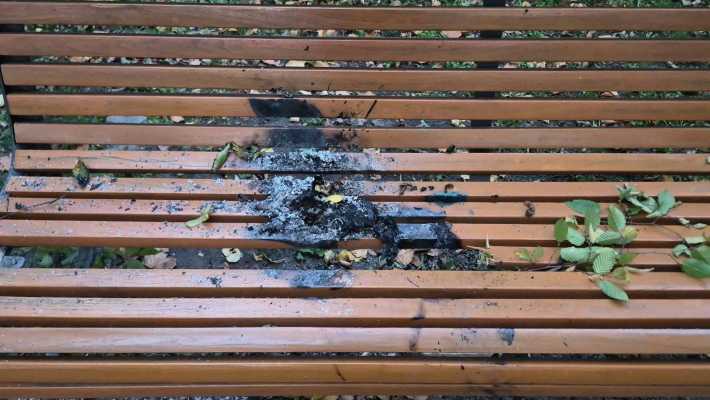 Lubartów: na ławce w parku rozpalili ognisko