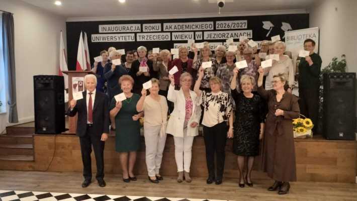 Indeksy, ślubowanie i taniec. UTW w Jeziorzanach zainaugurował pierwszy rok akademicki