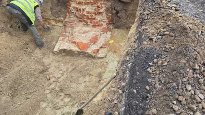 Zabytkowy mur pod ulicą Słowackiego