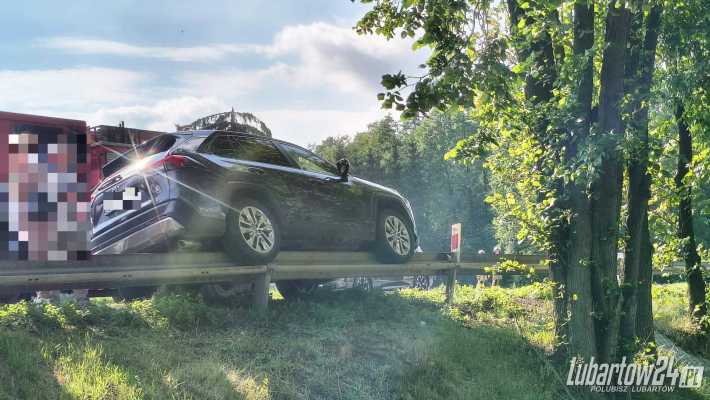 Kolizja na DK19 w Trzcińcu. Auto wjechało w barierę energochłonną