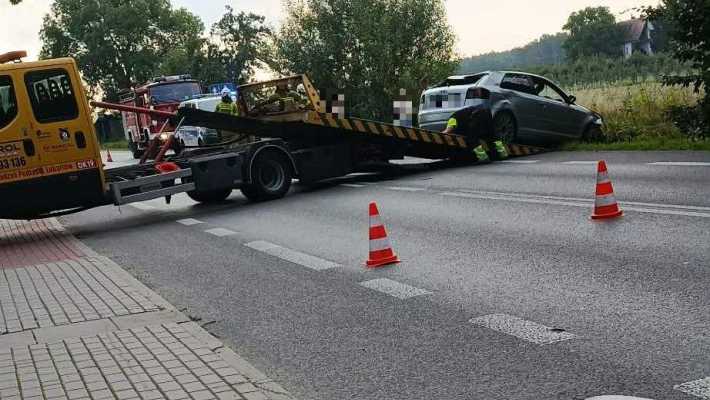 Skrobów Kolonia - auto wpadło do rowu