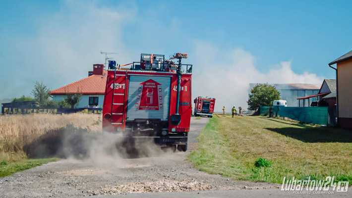 Pożar stodoły w Lisowie. Na miejscu strażacy, w drodze kolejne zastępy