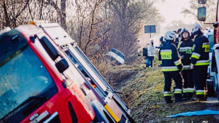 Pogoda zdradliwa dla kierowców. Strażacy jadący na pomoc sami wylądowali w rowie