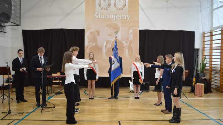 Uroczyste ślubowanie uczniów klas pierwszych II LO